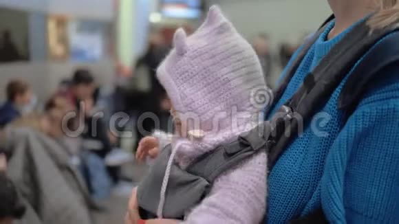 妈妈带着女儿在机场的袋鼠车里视频的预览图