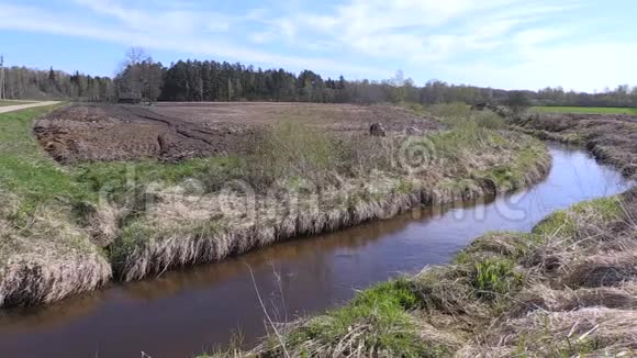 近农业的河流水流耕地和废弃的木屋视频的预览图