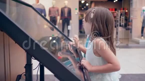 现代小男孩与女孩使用触摸屏的自助服务机搜索有关大厅和地点的信息视频的预览图