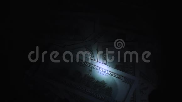 在黑暗中100美元的钞票视频的预览图