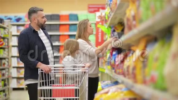 在超市幸福的三口之家牵着手走过店里的鲜品段父亲视频的预览图
