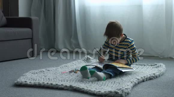 集中可爱的男孩在儿童迷宫书中画画视频的预览图