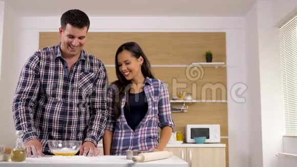 漂亮的情侣一起在厨房做饭视频的预览图