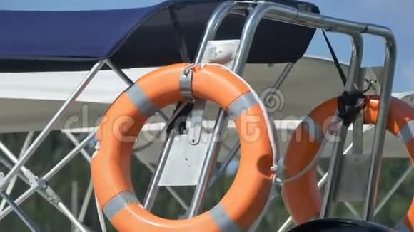 快艇上的救生圈视频的预览图
