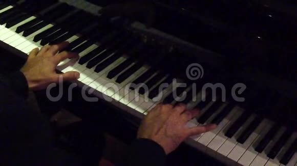 手在夜总会弹钢琴慢动作视频的预览图