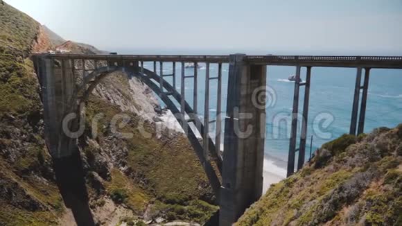史诗背景中镜头标志性的比克斯比峡谷大桥汽车在1号高速公路和太平洋在大南加州视频的预览图