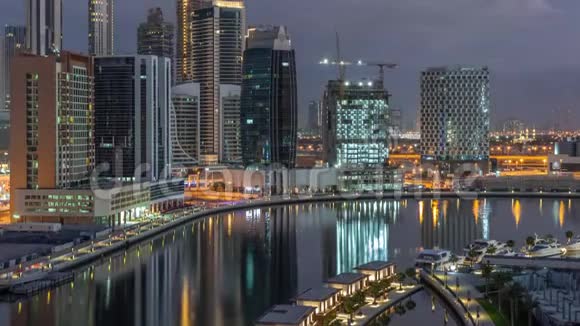 迪拜城市的节奏从夜晚到早晨过渡空中时间的推移视频的预览图