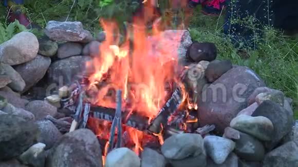 用石头装饰的壁炉里有燃烧的柴火视频的预览图