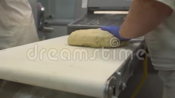 制作面包和羊角面包的准备和面团生产糕点及视频的预览图