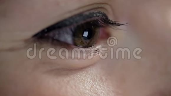 用黑色箭头近距离观看中年妇女绿色眼睛视频的预览图