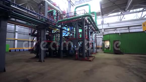 在工厂绿控室附近的管线系统视频的预览图