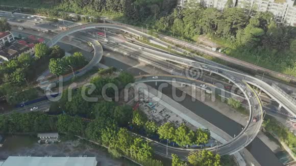 空中拍摄从无人机在马来西亚吉隆坡的道路交叉口视频的预览图