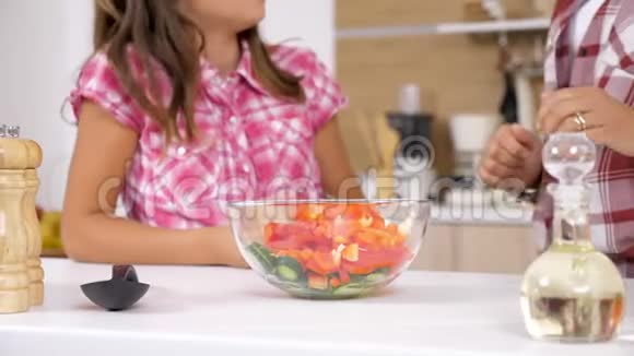 女人在玻璃碗里拌沙拉视频的预览图