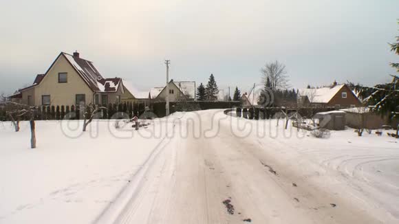 冬天小镇上的房子被雪覆盖视频的预览图