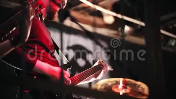 摇滚音乐会两个吉他手在音乐会上演奏他们的部分视频的预览图