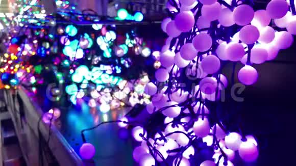 商店货架上五颜六色的LED圣诞树灯视频的预览图