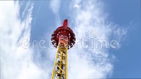 游乐园景点带自由落体塔视频的预览图