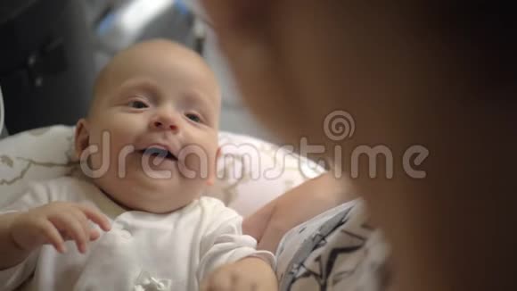 微笑的女婴看着母亲视频的预览图