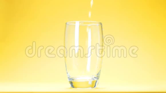 橙汁倒入玻璃杯中视频的预览图