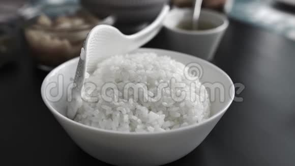 白米饭放在盘子里蒸视频的预览图
