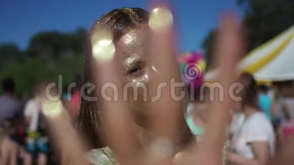 穿着金色闪光衣服的年轻女孩享受海滩派对视频的预览图