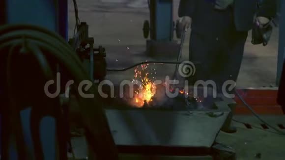 在熔化容器中均匀混合原金属矿石的工人视频的预览图