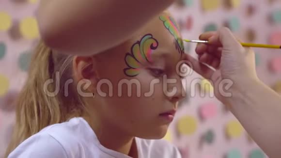 女人用画笔在女孩身上画水纹脸上画身体视频的预览图