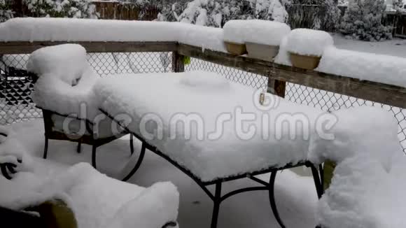 雪落在野餐桌上用尺子量雪视频的预览图