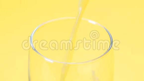橙汁倒入玻璃杯中视频的预览图