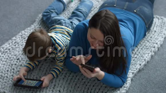 母子与数字设备联网视频的预览图