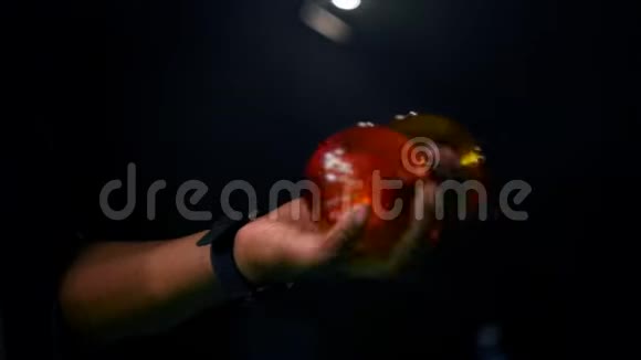 4黑魔法师用三个红球变魔术视频的预览图