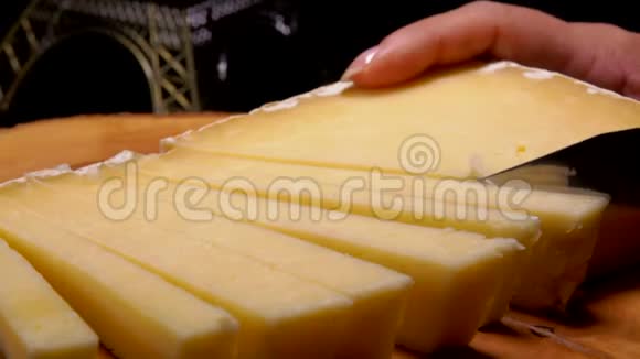 刀切割硬奶酪条视频的预览图