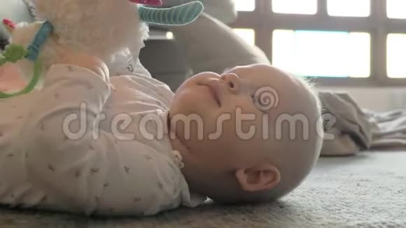 活跃的女婴在地板上玩玩具视频的预览图