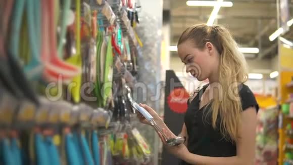 年轻的女主人正在一家超市的大厅里检查瓢虫视频的预览图