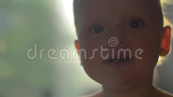 一岁微笑女婴肖像视频的预览图
