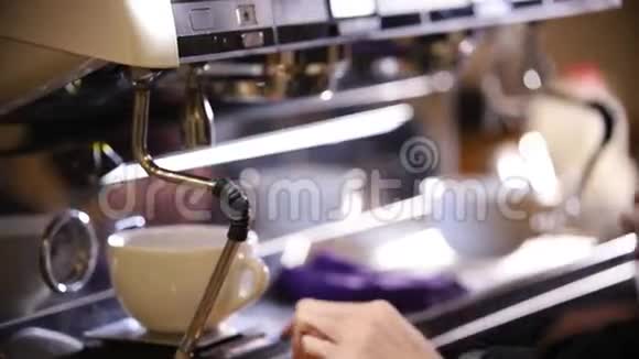咖啡师做咖啡两杯浓咖啡视频的预览图