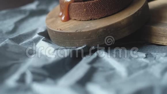 女性手指用巧克力和焦糖浆果装饰蛋糕视频的预览图