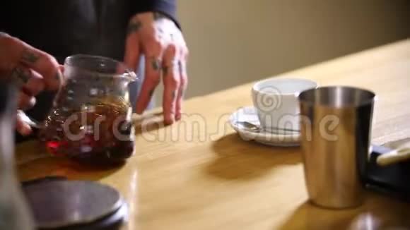 咖啡师泡茶把茶倒在杯子里视频的预览图