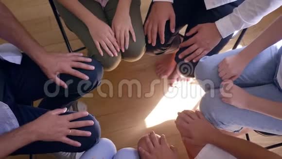 支持的象征许多人的手在团体心理治疗中做了一圈拳头的慢动作视频的预览图