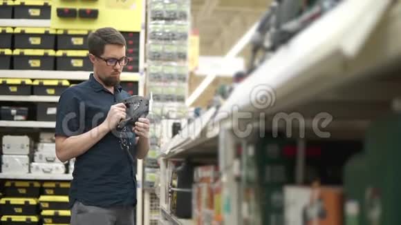 男人在一个建筑工具的超市里玩拼图游戏视频的预览图