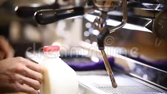 咖啡师做咖啡打开装有牛奶的罐子视频的预览图