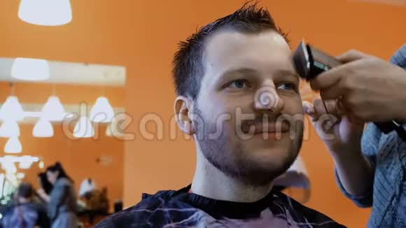男的在理发店理发店理发店理发店剪胡子由女造型师胡子护理视频的预览图