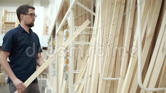 建筑商在建材商店里挑选木板视频的预览图
