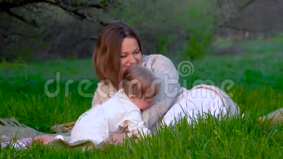 公园里的妈妈和女儿视频的预览图