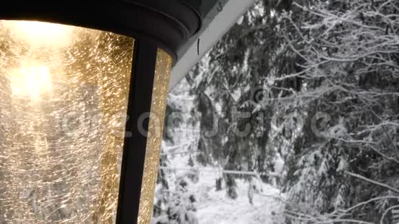 从门廊固定装置发出明亮的金色光芒在暴风雪中闪耀视频的预览图
