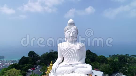 空中观景无人机拍摄大佛像在泰国普吉岛的高山上视频的预览图
