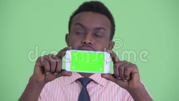 一个年轻的年轻商人在看电话时思考的脸视频的预览图