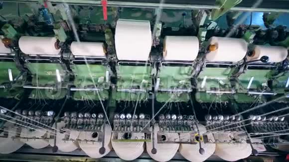 在纺织厂白色纤维卷在大线轴上视频的预览图