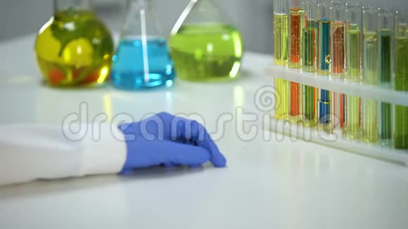 实验室辅助用黄色透明液体保持管香水提取物视频的预览图
