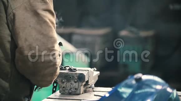 工业概念一名工人用角磨机切割一条黑色链条火焰闪耀视频的预览图